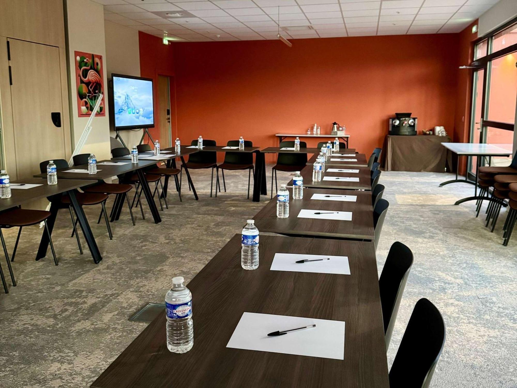Aparthotel Adagio Access Porte De Camargue 생마르탱드크로 외부 사진